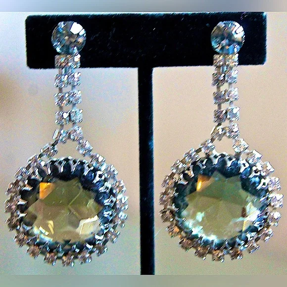 CATHE’ EARRINGS CLIP ON SMOKE CLEAR CRYSTALS VINTAGE 2 1/2 INCH DROP RUNWAY 60s - Picture 2 of 14